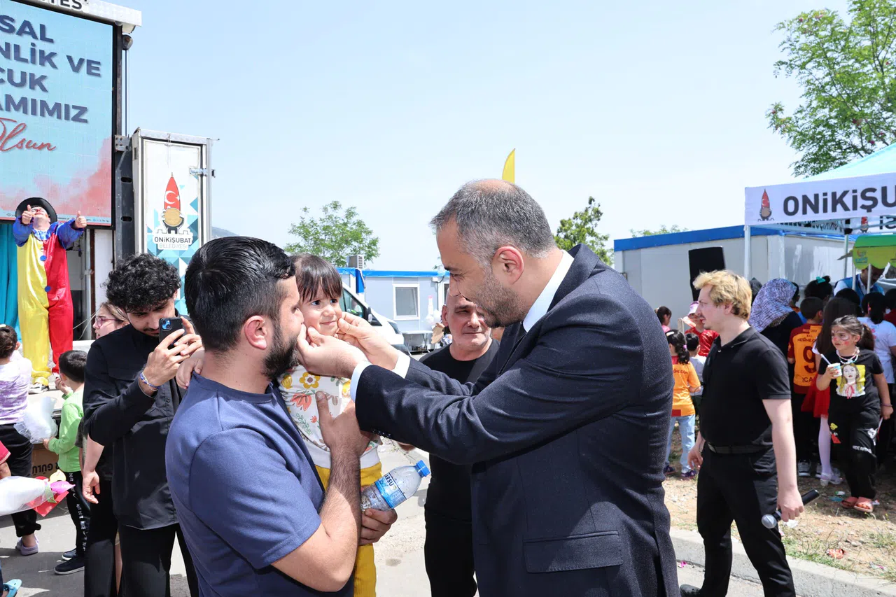 Başkan Toptaş, 23 Nisan’da depremzede çocukları unutmadı