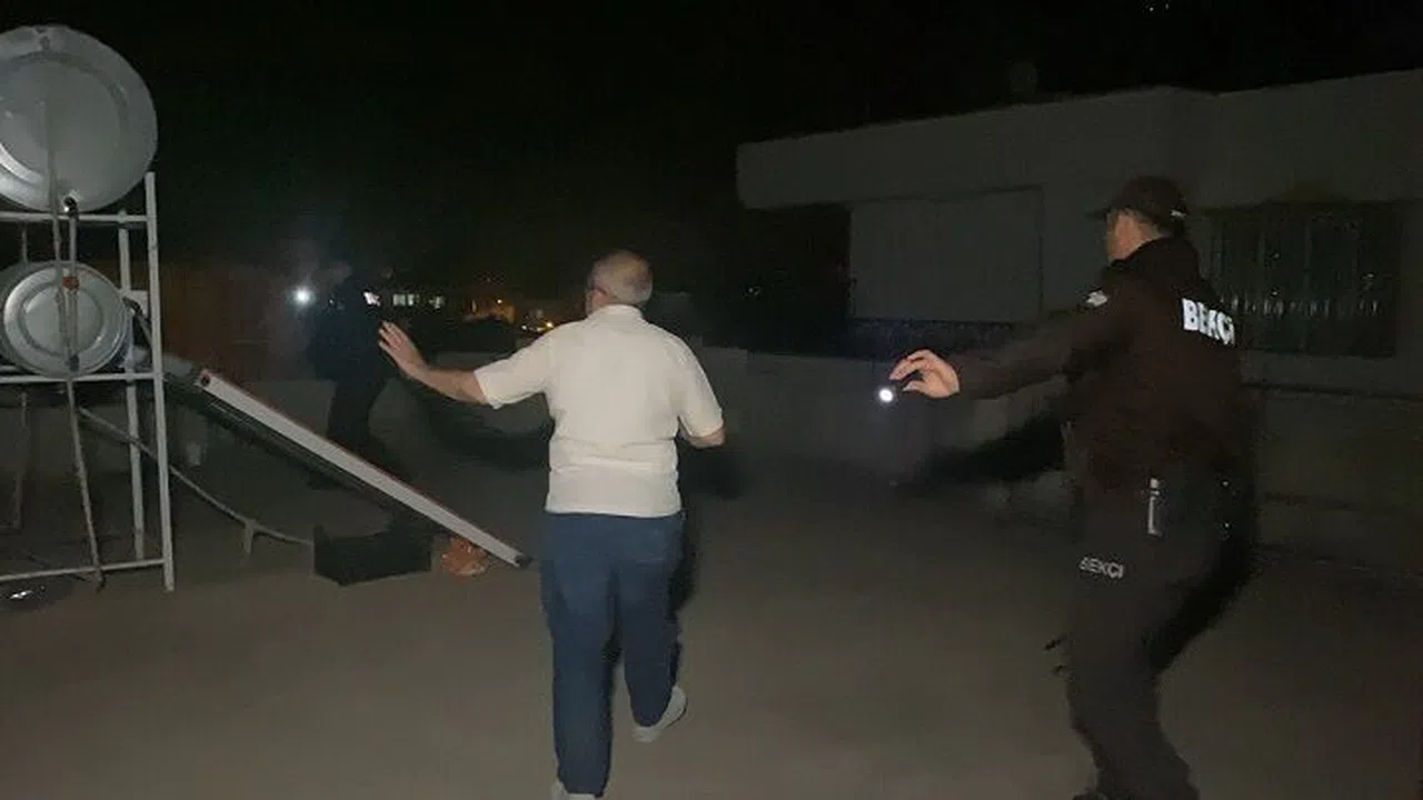 Kimsenin evde olmadığı anda hırsızlık yapıp kayıplara karıştı