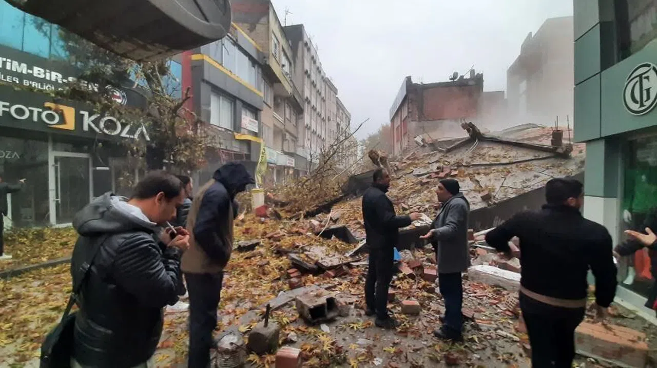 Yağmur nedeniyle kayan ağır hasarlı bina, birkaç darbeyle yerle bir oldu
