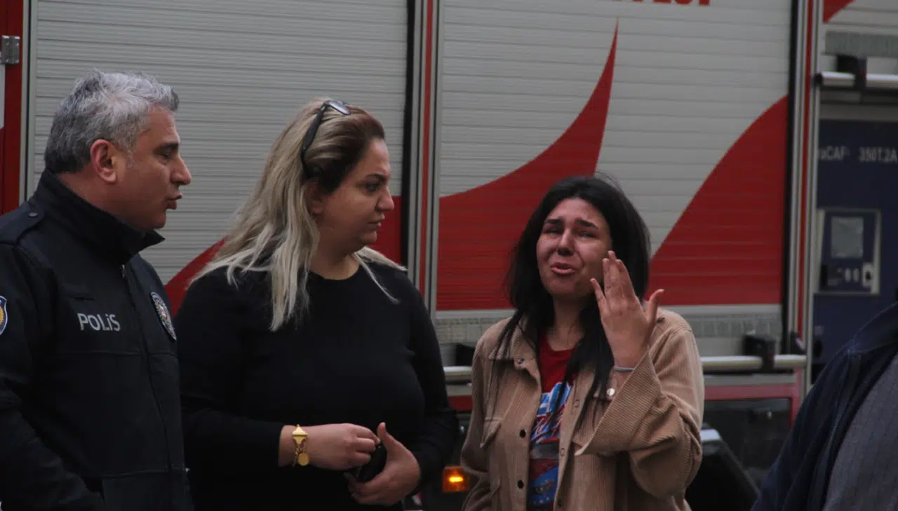Yanan evini gözyaşları içinde izledi
