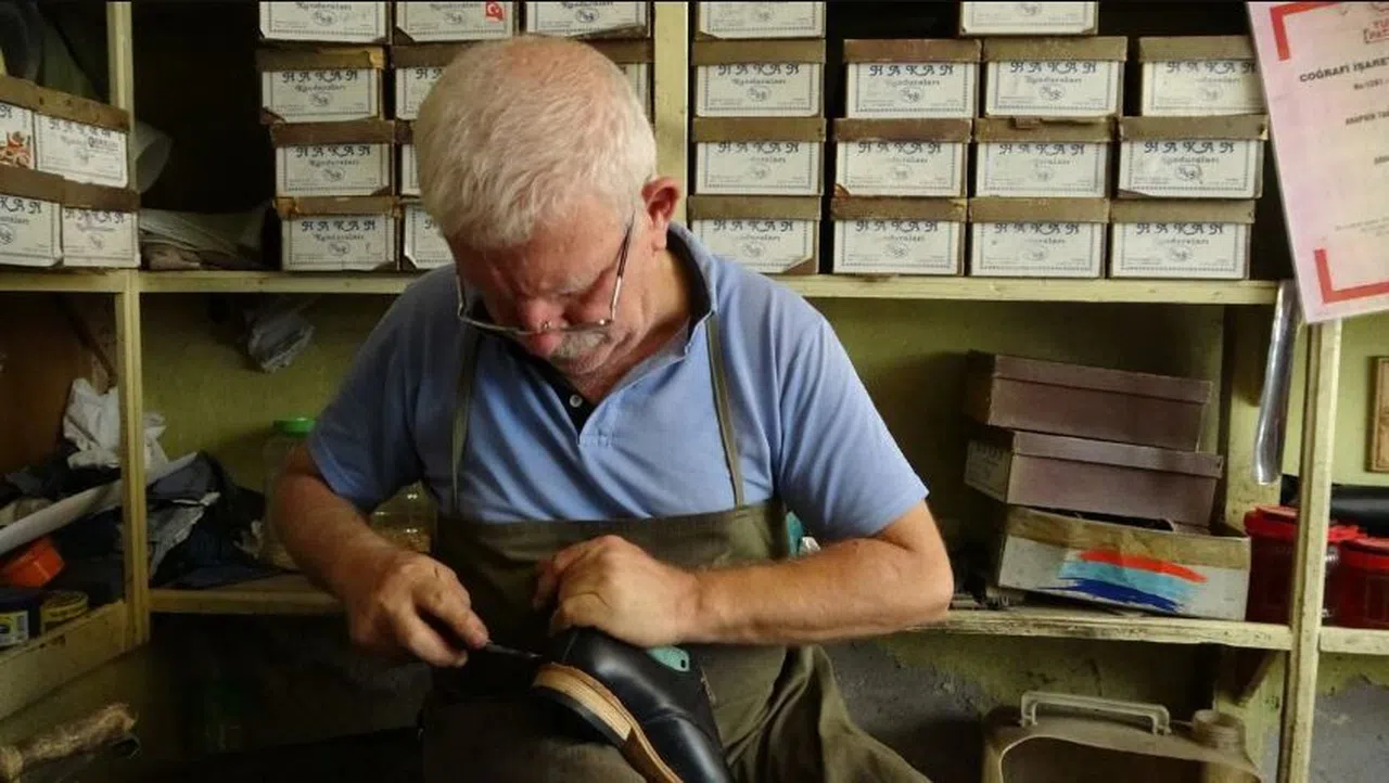 Yarım asırdır tahta çivilerle ayakkabı üretiyor