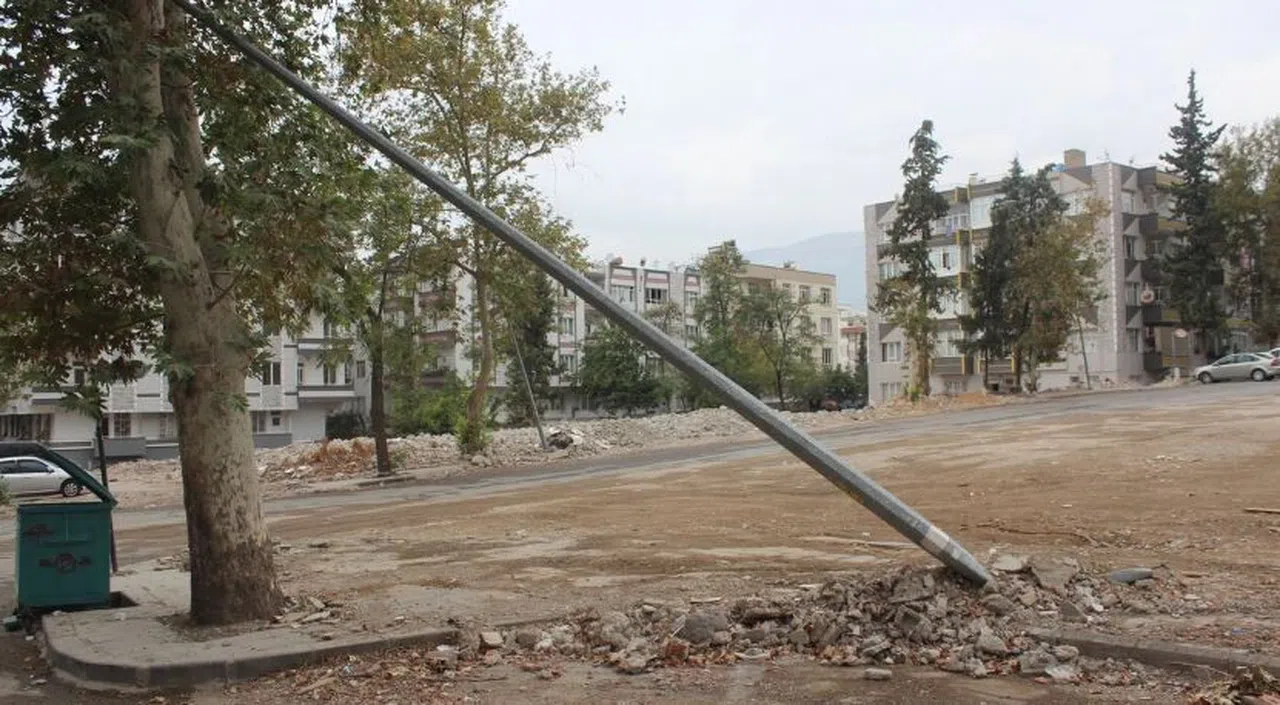 Yıkılan direkler tehlike saçıyor