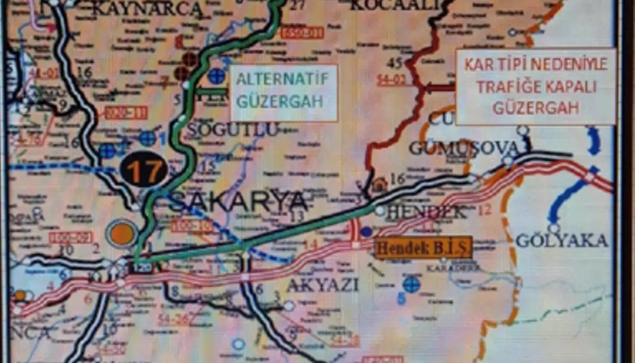 Yoğun kar yağışı nedeniyle Kocaali-Hendek yolu ulaşıma kapatıldı