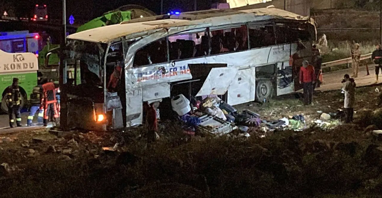 Yolcu otobüsü devrildi: 9 ölü, 28 yaralı