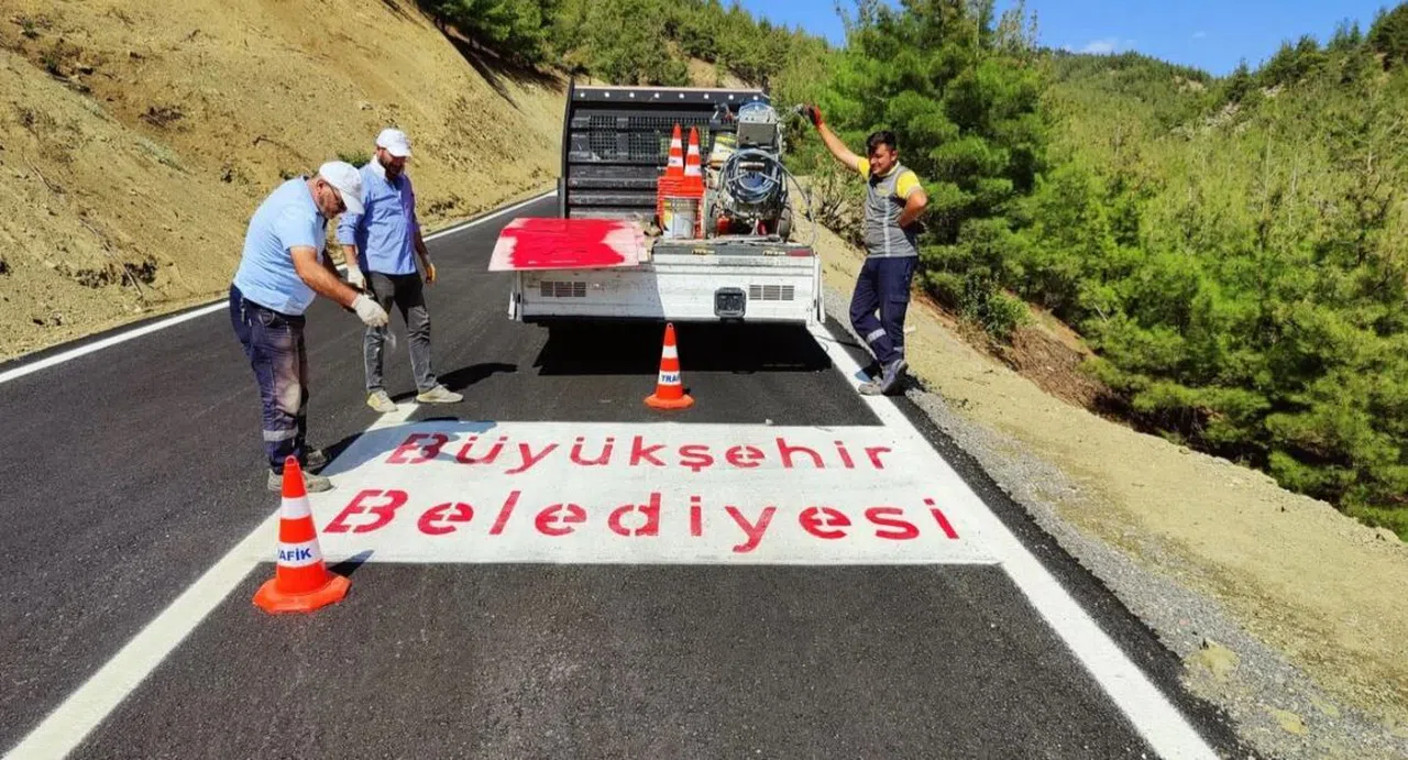 Büyükşehir, Trafik İşaret ve İşaretçilerinin Bakımını Sürdürüyor