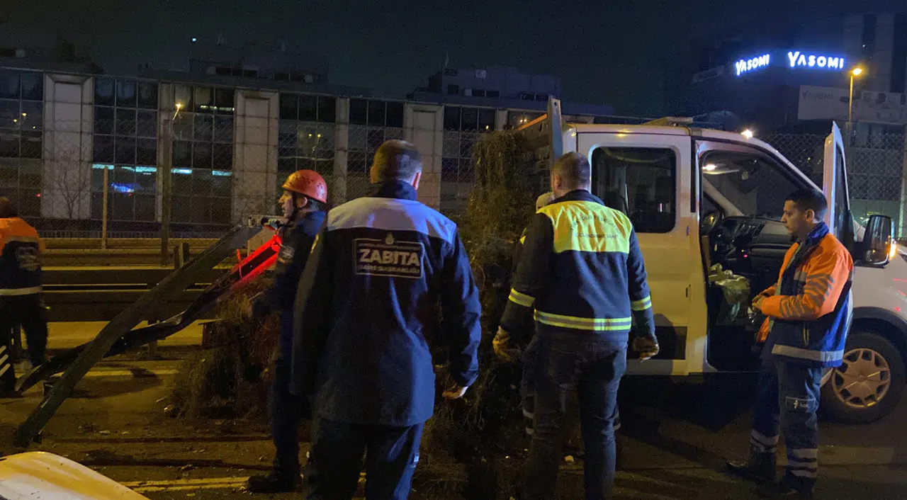 Zeytinburnu E-5 Karayolu’nda lüks otomobil yol bakım aracına çarptı: 5 yaralı