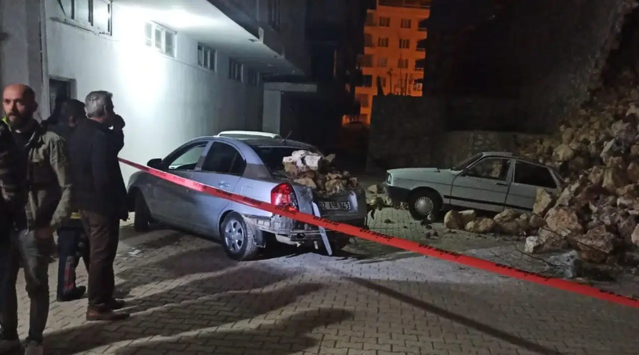 2 Otomobil, Çöken İstinat Duvarının Altında Kaldı