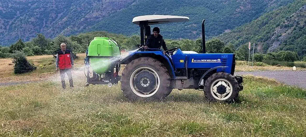 Türkoğlu’nda çekirge ile mücadele