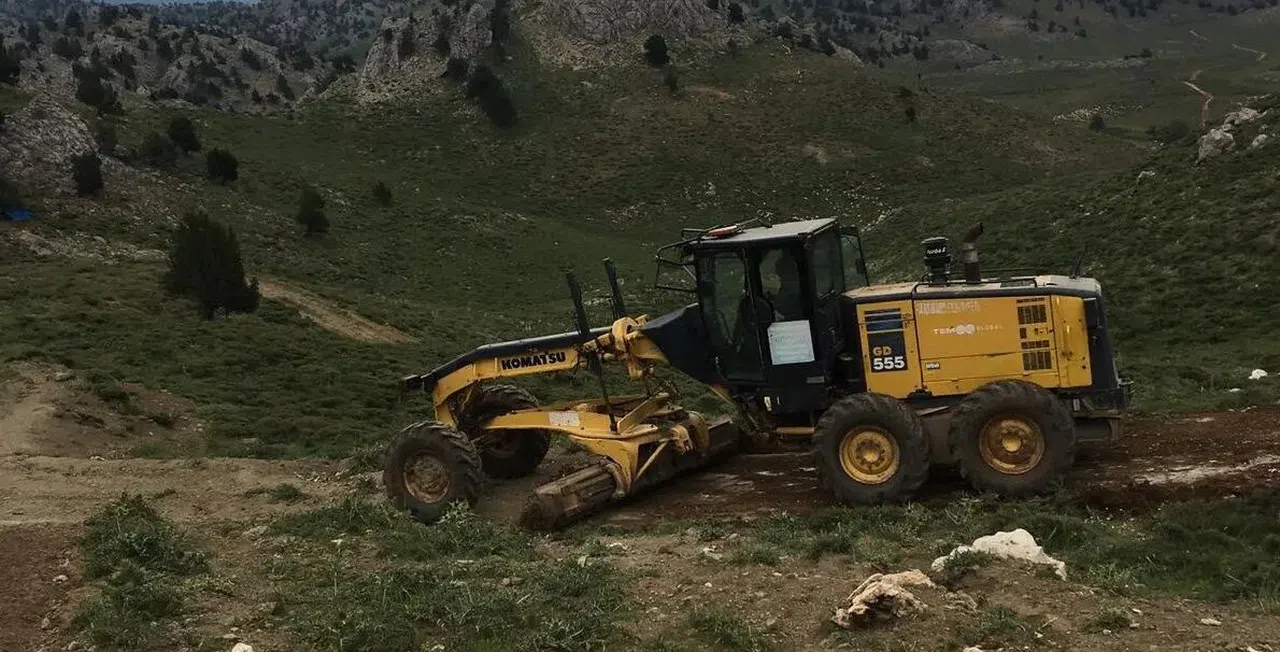 Çağlayancerit’te yayla yolları genişletiliyor