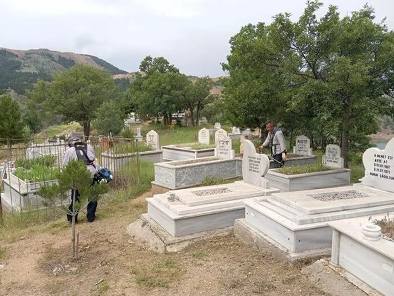 Ekinözü’nde mezarlıklar temizleniyor