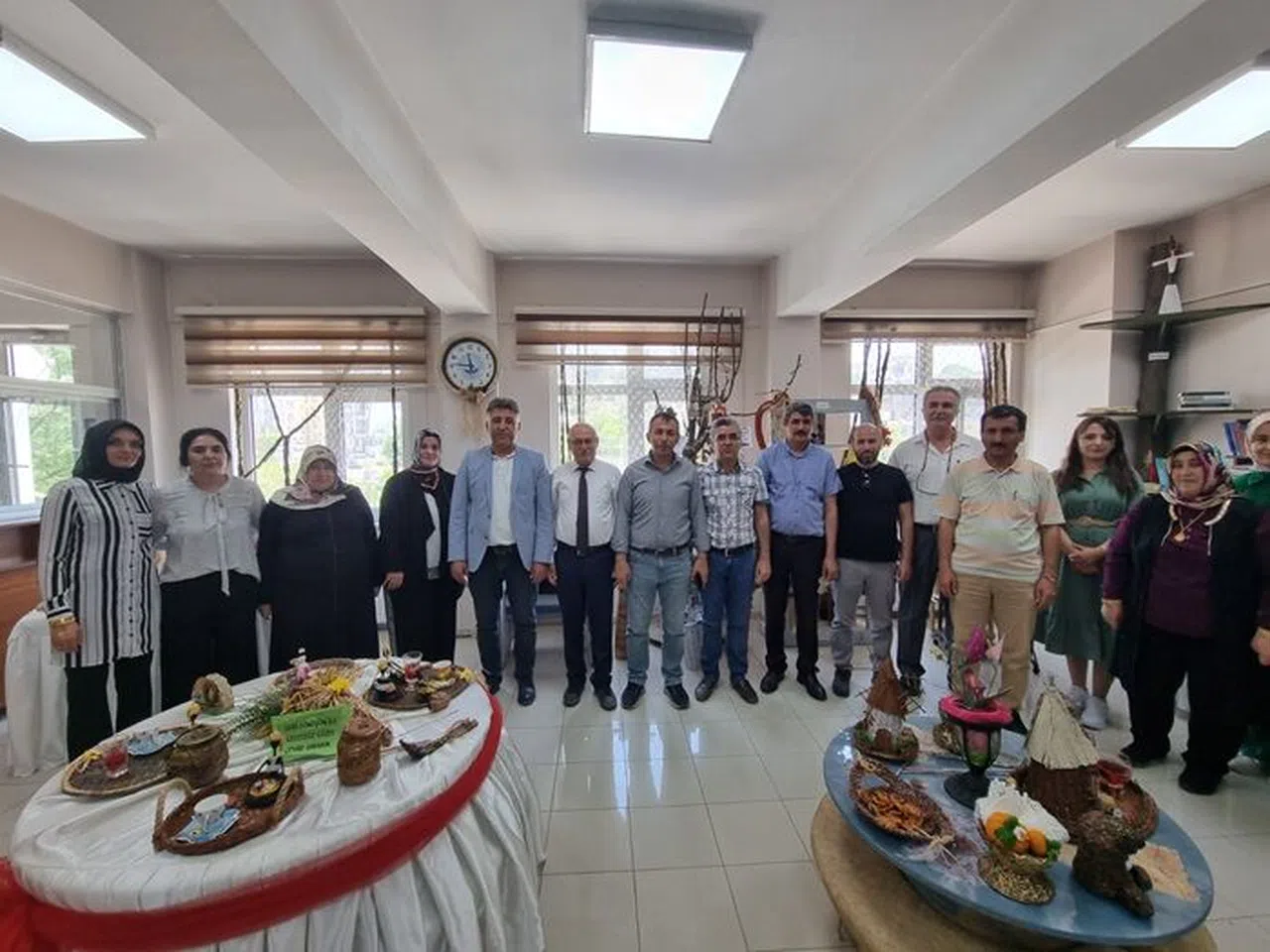 Kursiyerler atıklardan sergi açtı