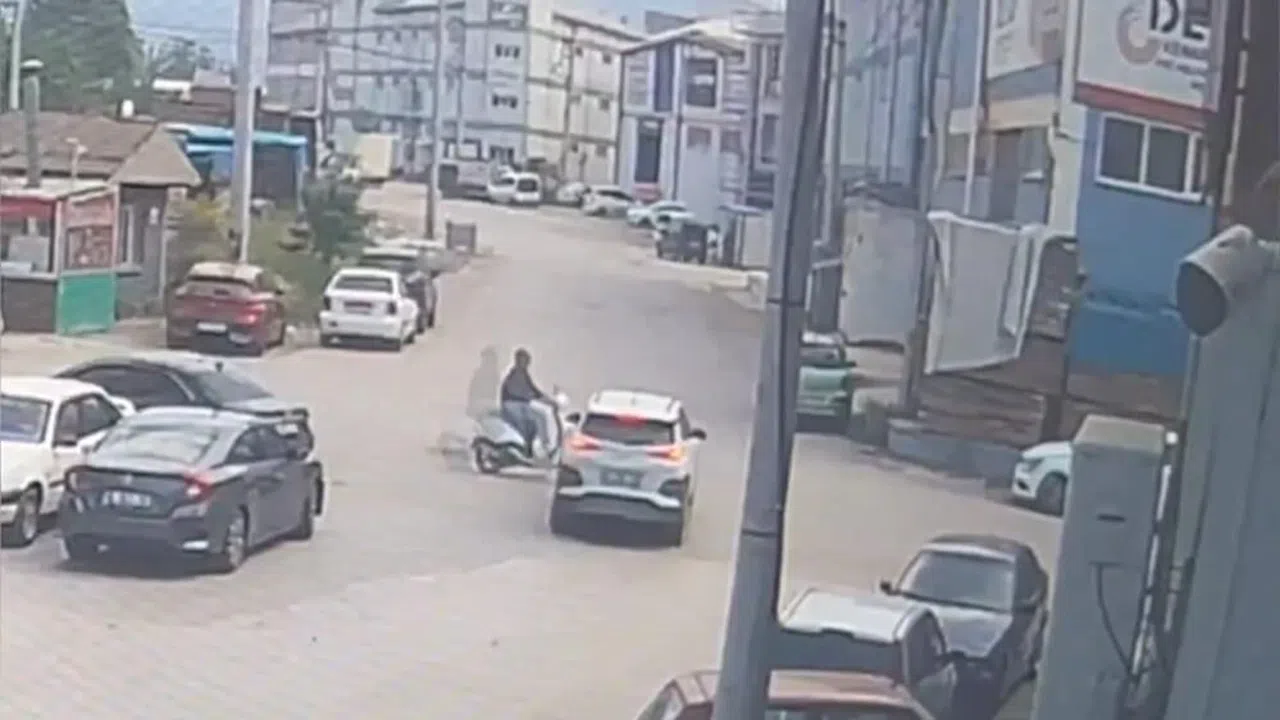 Otomobil ile motosikletin çarpıştı