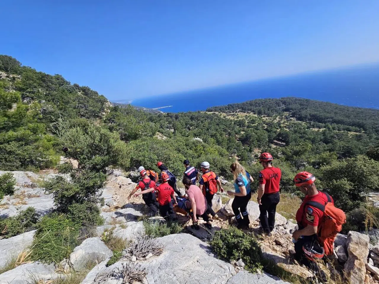 Likya yolunda düşen yaşlı turist kurtarıldı