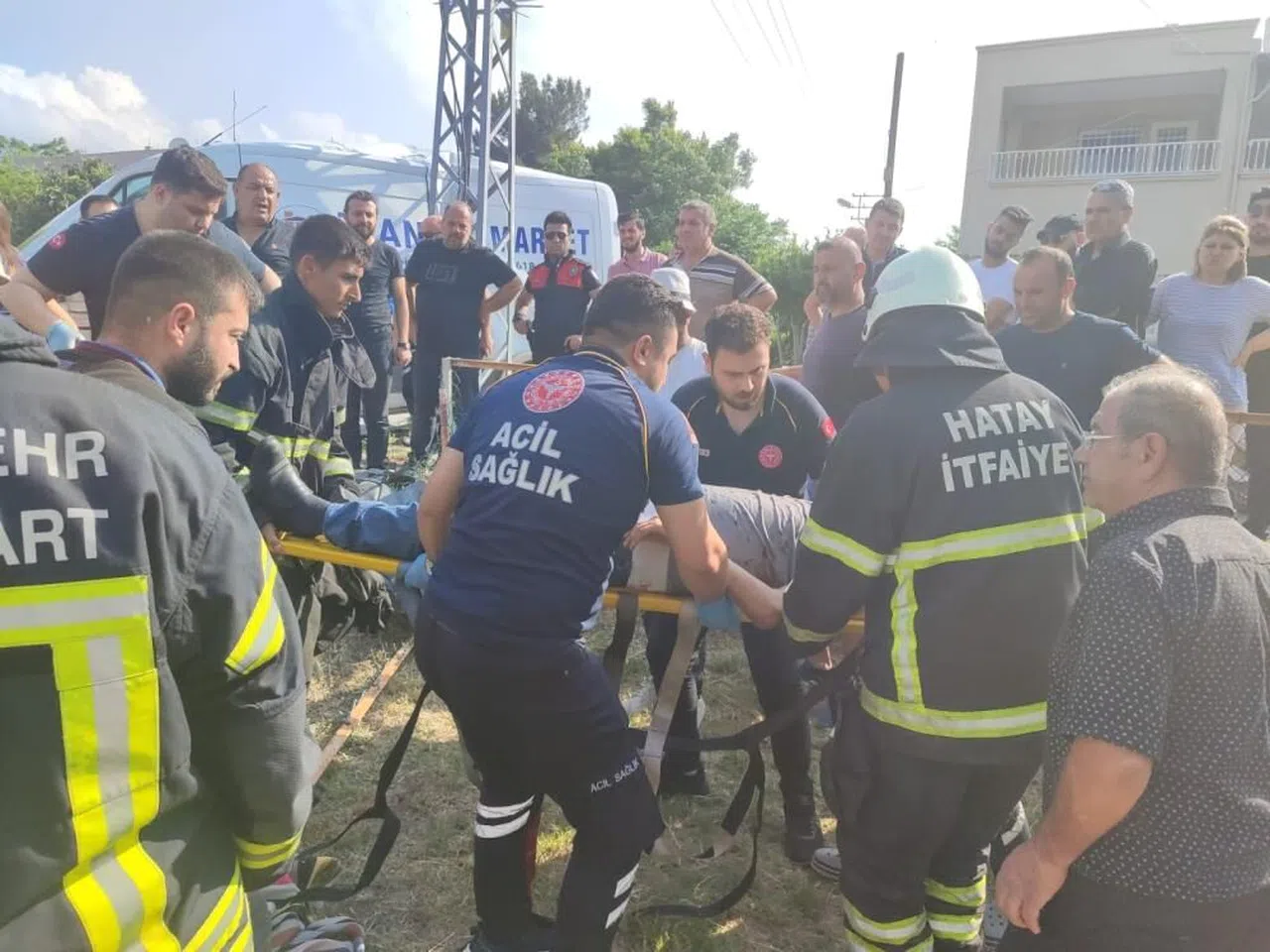 Panelvan ile otomobil çarpıştı