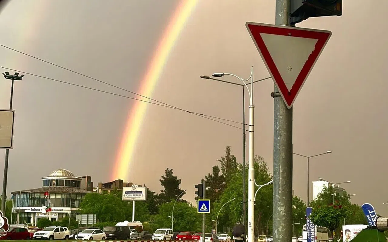 Yağmur sonrası çıkan gökkuşağı görenleri mest etti