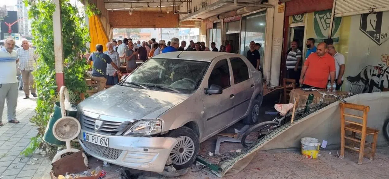 Adana’da otomobil kahvehaneye girdi