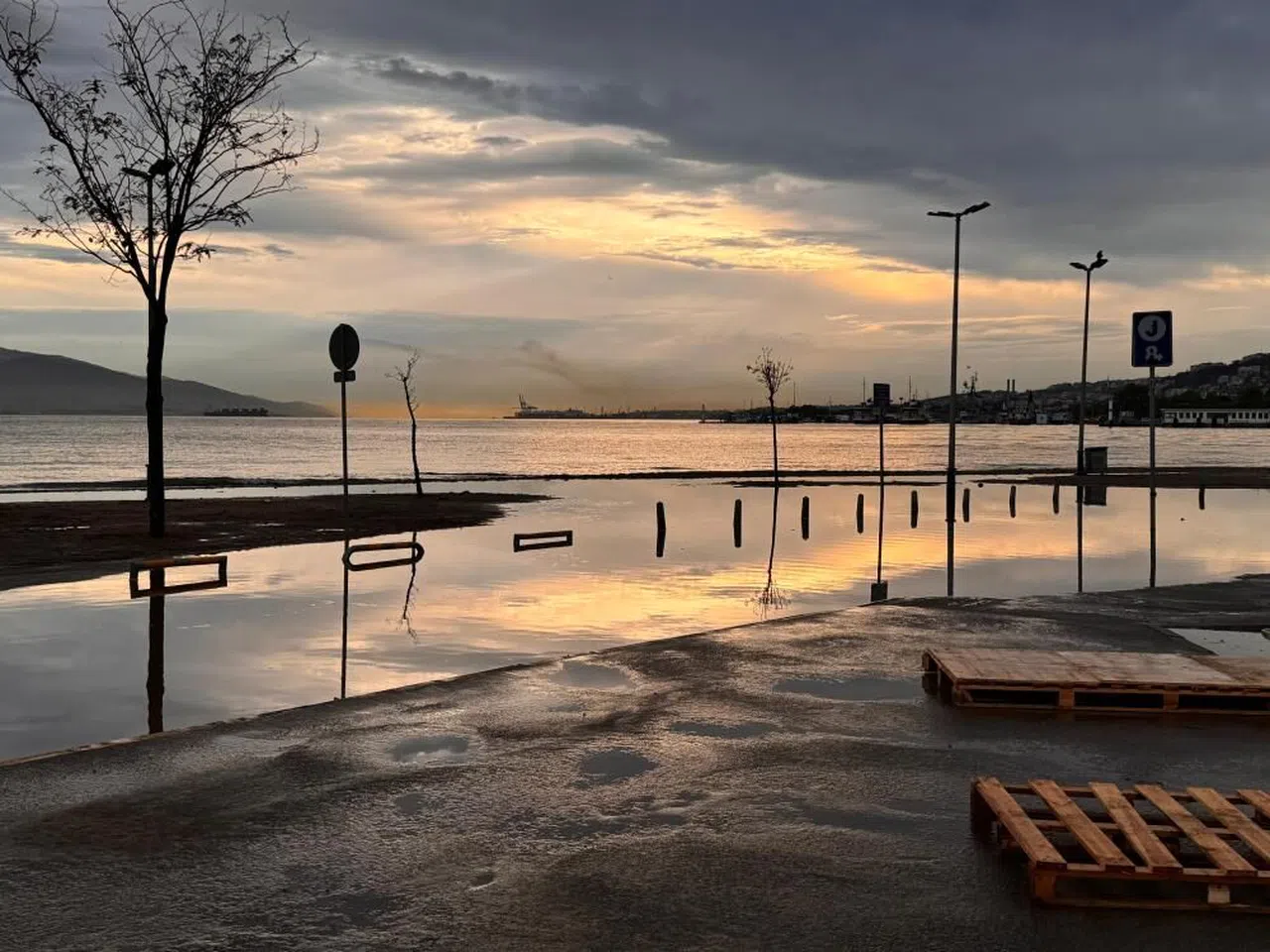 Rüzgar denizi taşırdı, yağmur trafiği felç etti