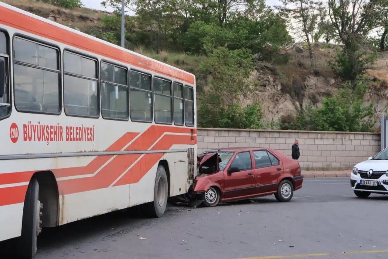 Otomobil belediye otobüsüne çarptı: 4 yaralı