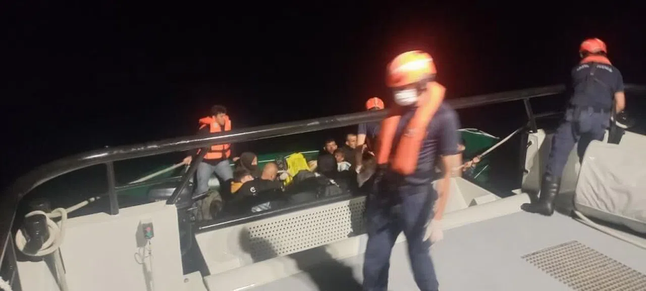 İzmir açıklarında 14'ü çocuk 29 göçmen yakalandı