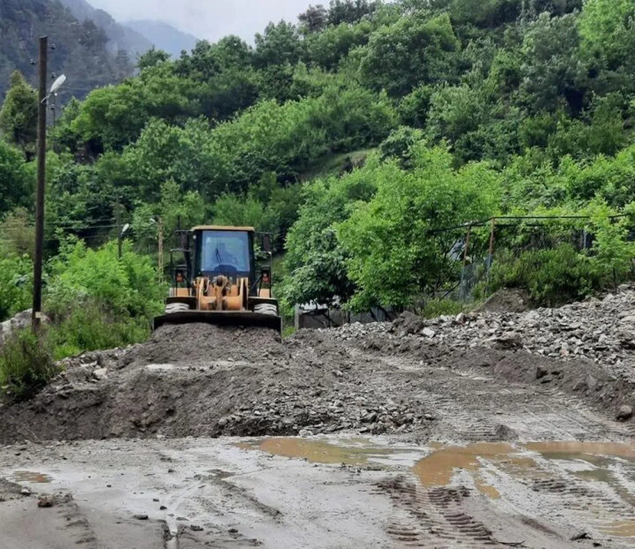 Şiddetli yağıştan dolayı kapanan köy yolları açıldı