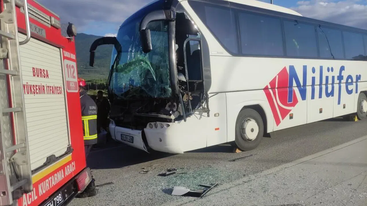 Yolcu otobüsü tıra çarptı, faciadan dönüldü