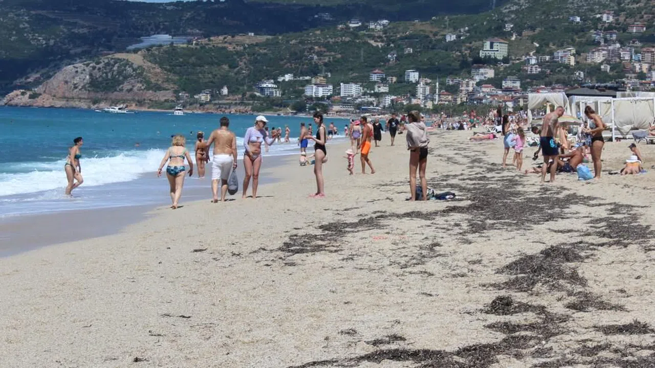 Turistler sıcak havanın keyfini sahilde çıkardı