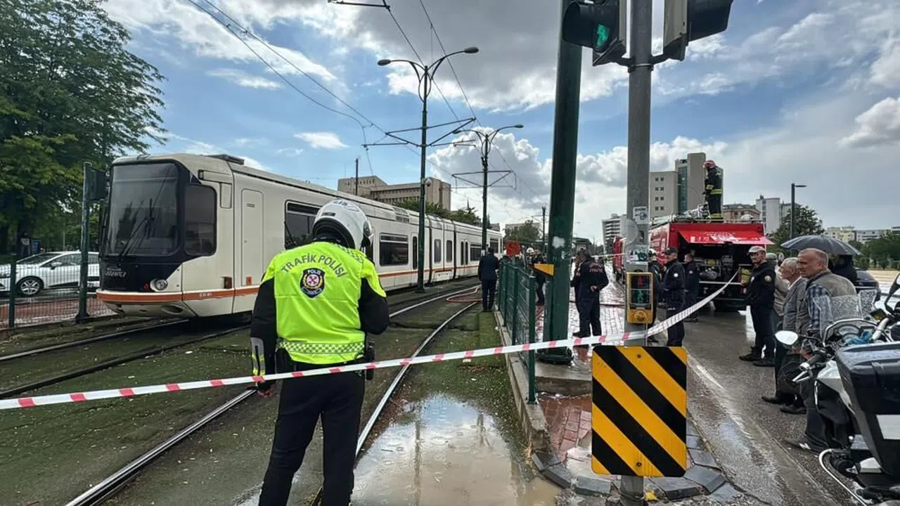 Tramvayın üzerine yıldırım düştü