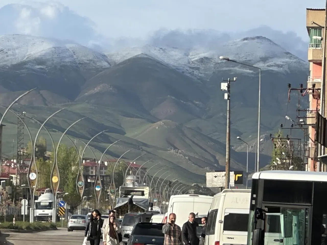 Yüksekova mayıs ayında yağan karla beyaza büründü
