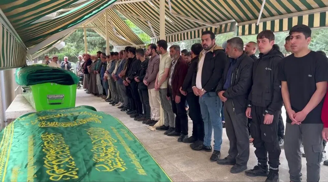 Aile katliamında ölenler toprağa verildi