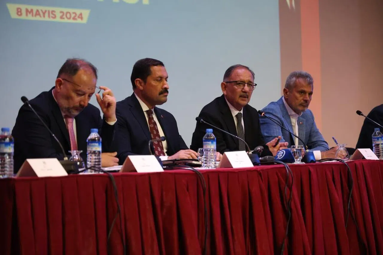 Bakan Özhaseki'den deprem evleri açıklaması