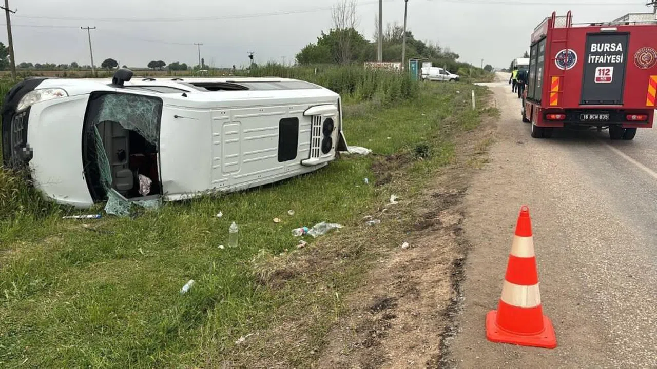 Servis aracı ile tır çarpıştı: 3 yaralı