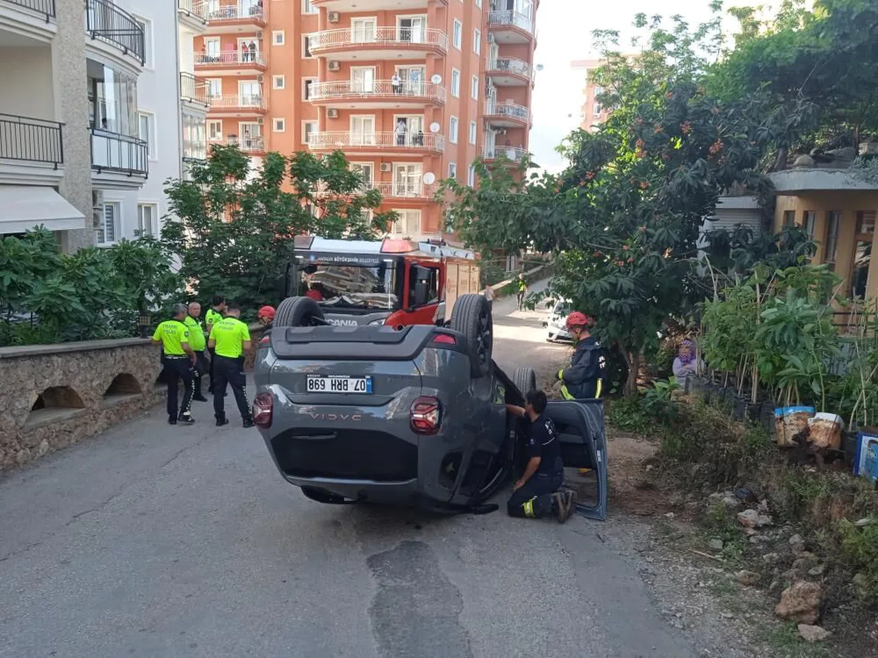 Kontrolden çıkan otomobil devrildi: 3 yaralı