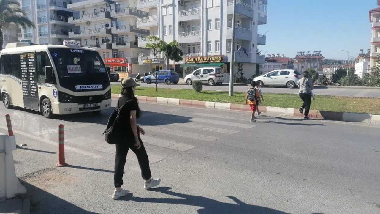 Yaya geçidinin silinmeyen çizgileri kazaya davetiye çıkartıyor