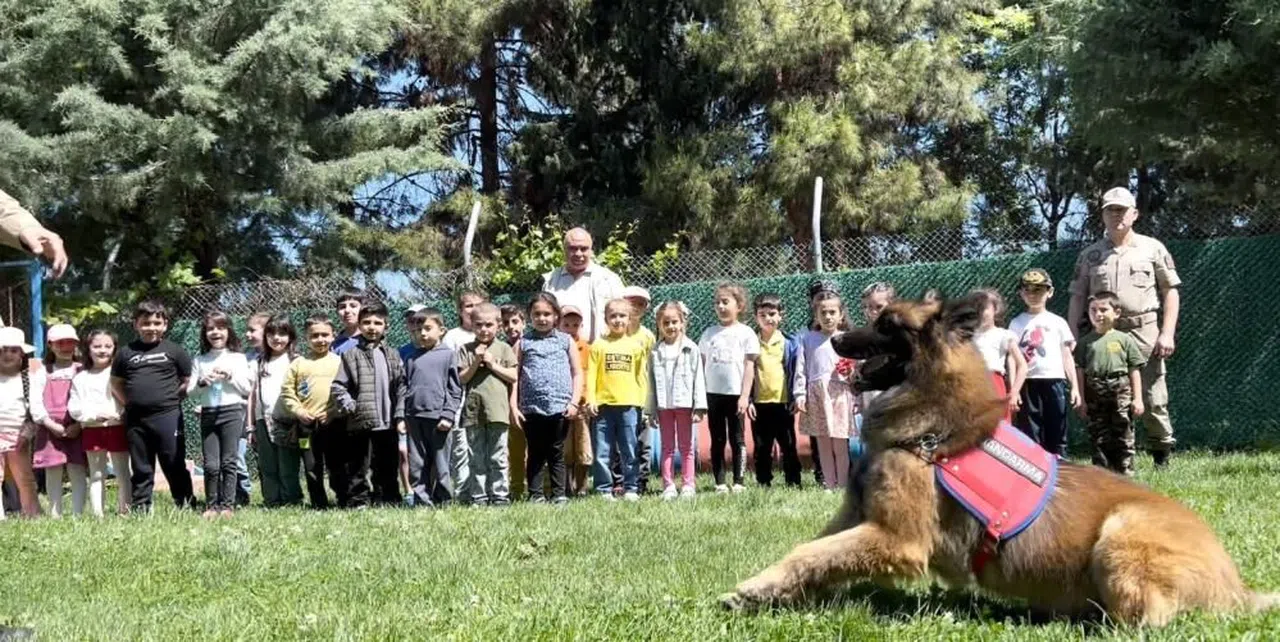 Miniklerden jandarmaya anlamlı ziyaret