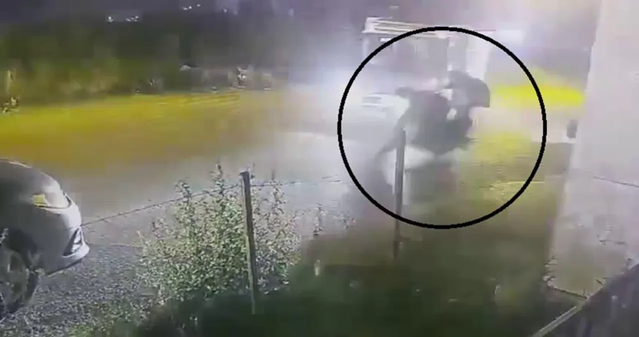 Kamyonetle çarpışan motosikletteki 2 kişi yaralandı