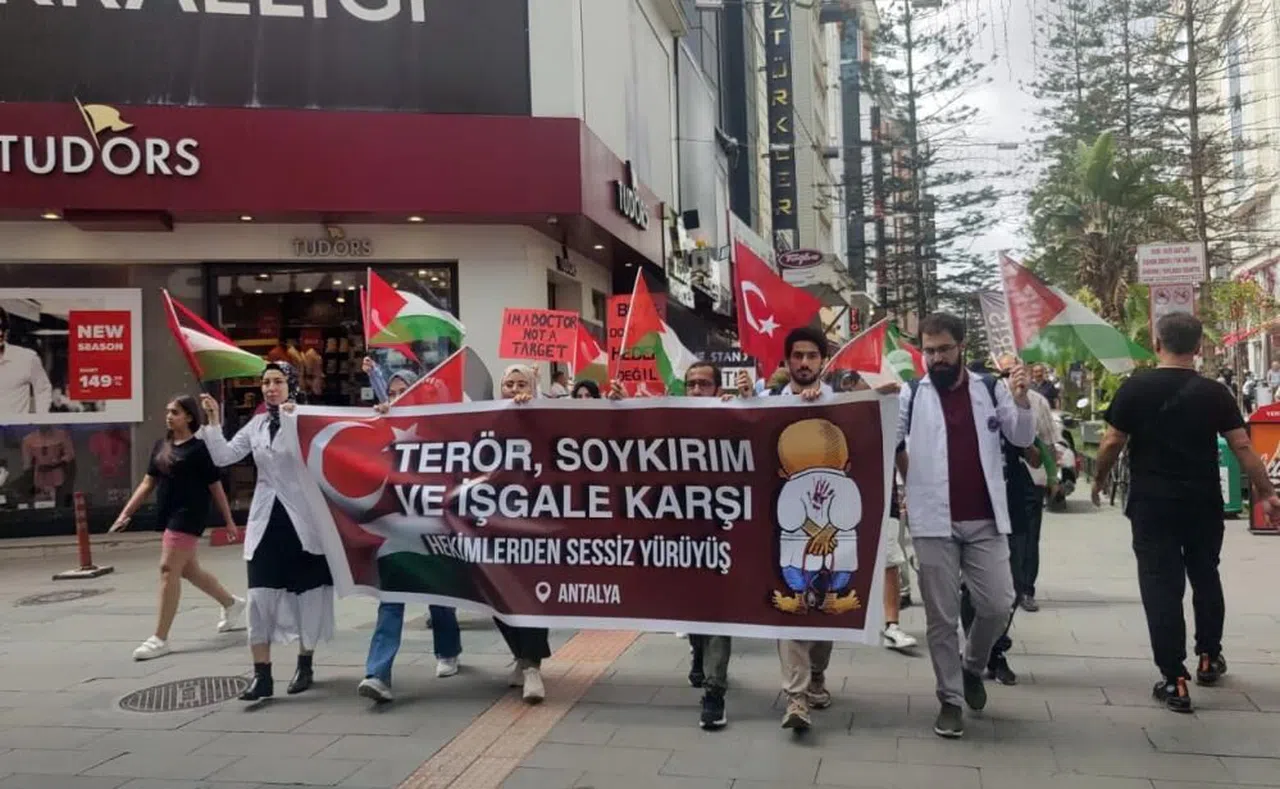 Hekimlerden Filistin için ‘Sessiz Yürüyüş’