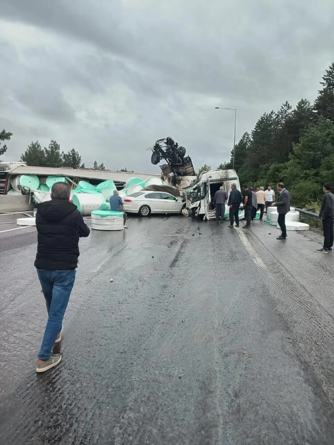 Otoyolda zincirleme trafik kazası: 2'i ağır 6 yaralı