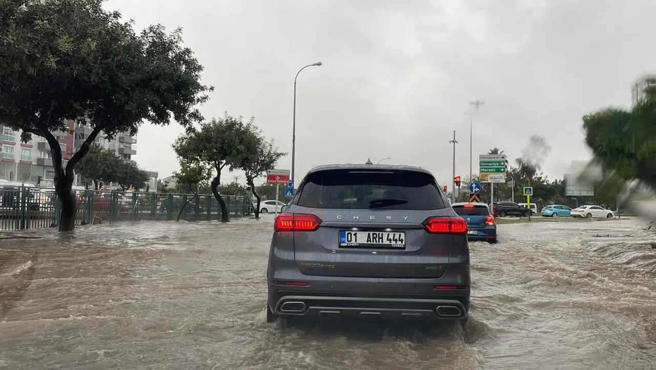 Evleri su bastı, kanal ile yol birleşti