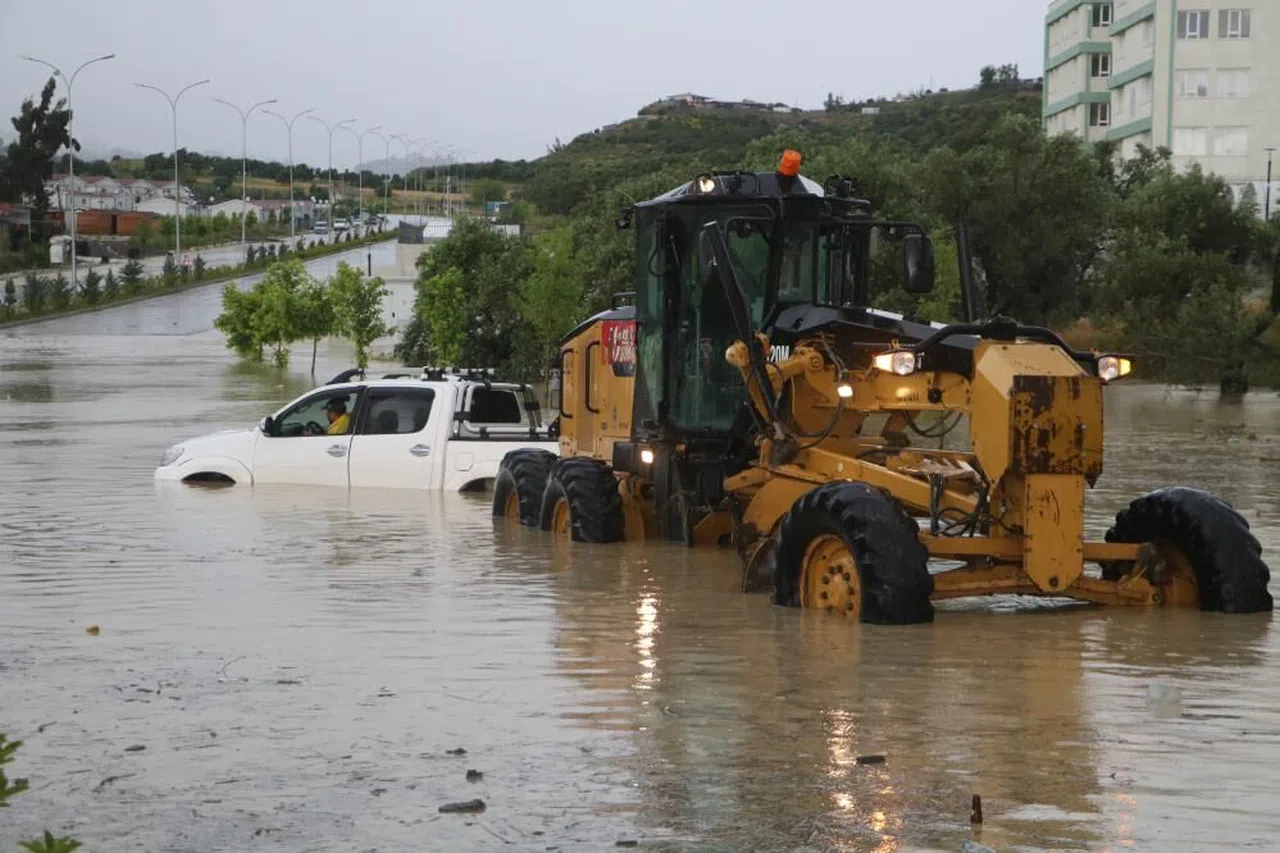 Göle dönen yolda mahsur kalan araç kurtarıldı