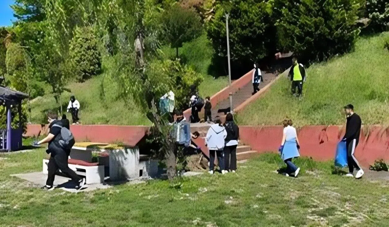 Minik öğrenciler çöp toplayıp sokak hayvanlarını besledi