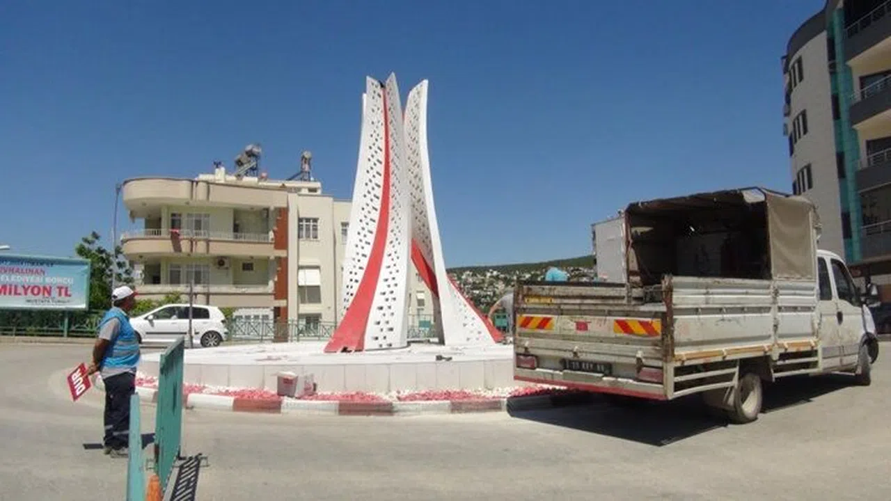 Silifke'de Ay Yıldız anıtının sökülmesi tepkilere neden oldu