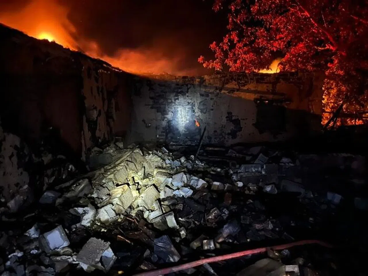 Yangında ev, samanlık ve ahır kullanılamaz hale geldi