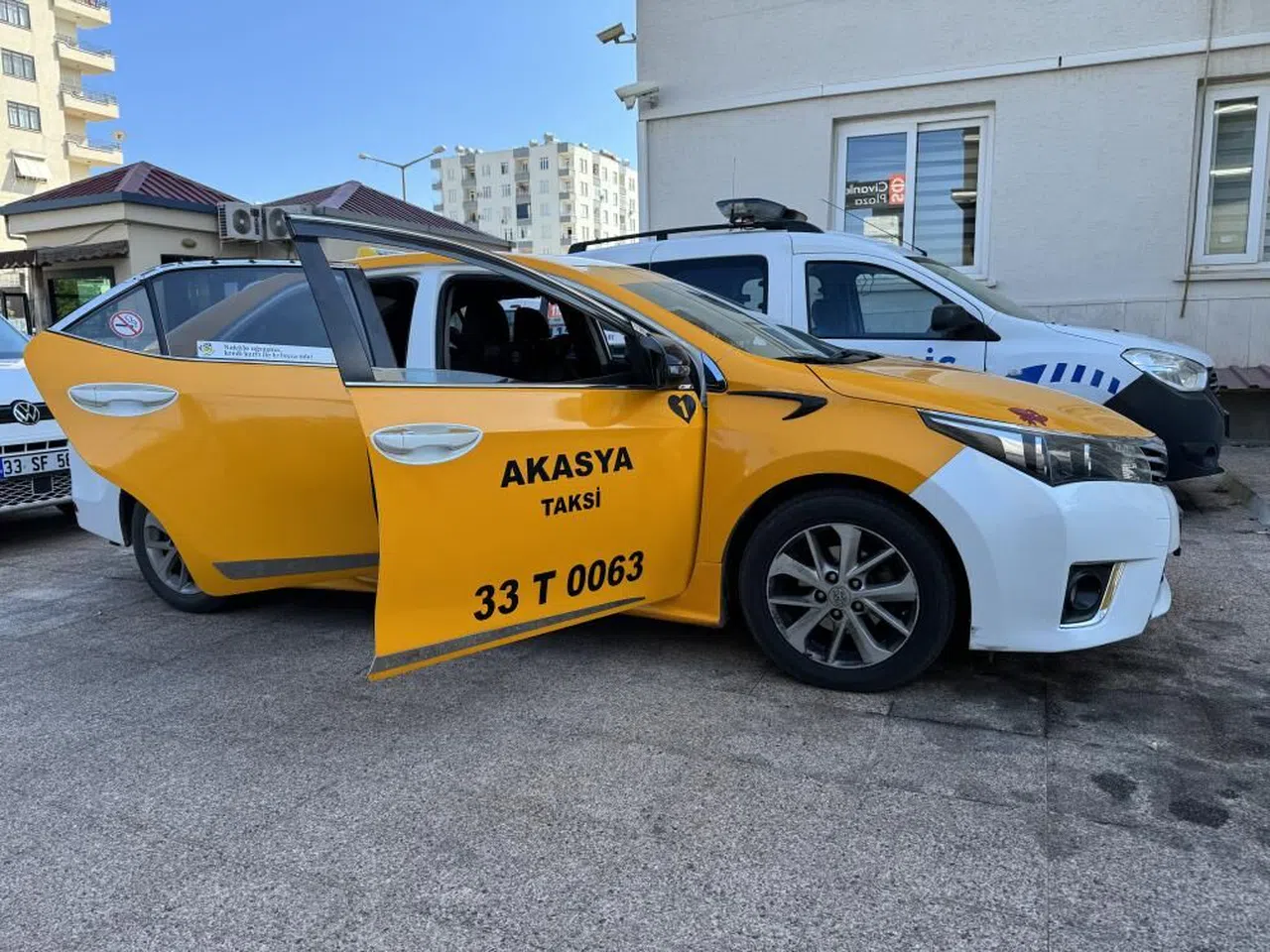Taksiciyi alıkoyan biri kadın 2 kişi yakalandı