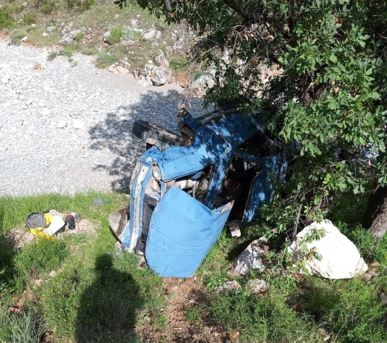 Kontrolden çıkan otomobil uçuruma yuvarlandı