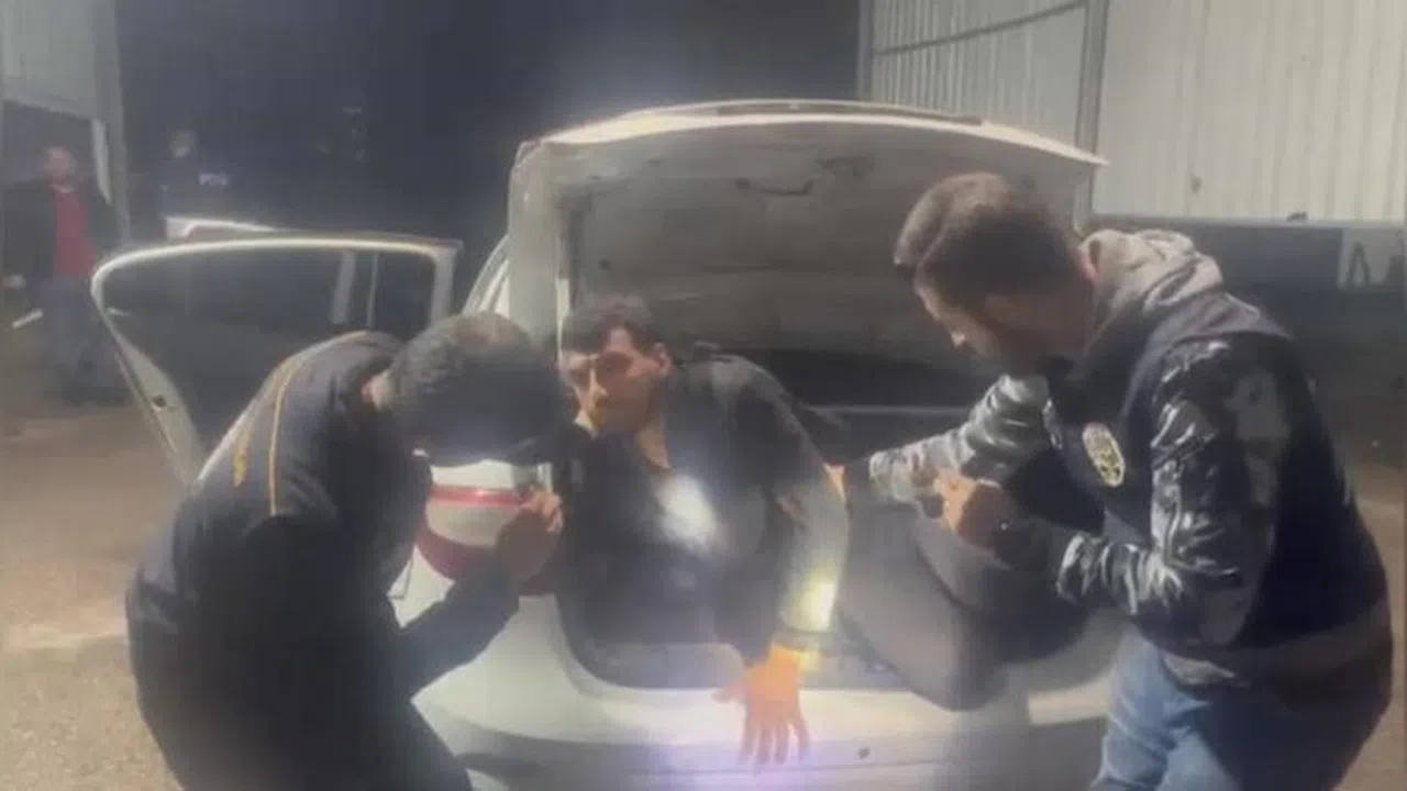 Otomobilin bagajından kaçak göçmen çıktı