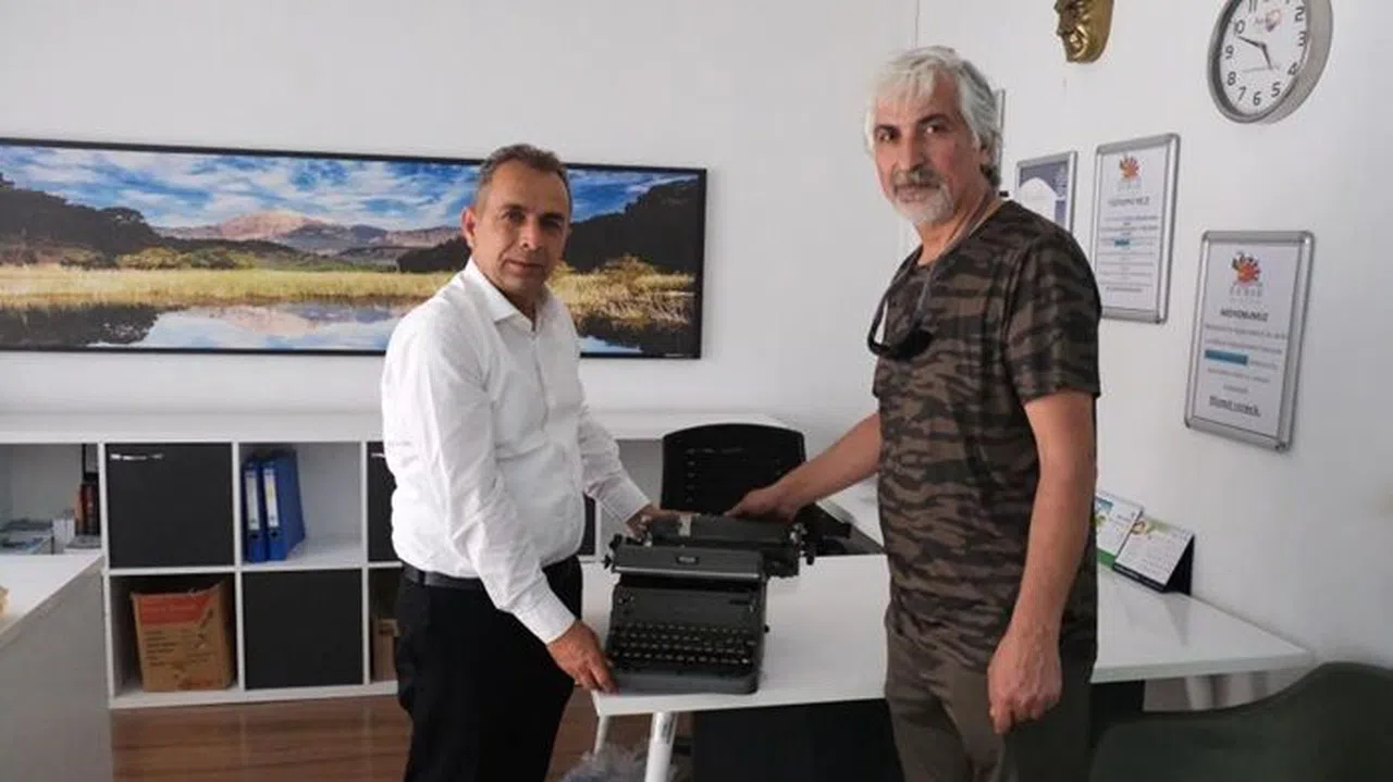 Kültürevi'ne 1950 model daktiloyu bağışladı