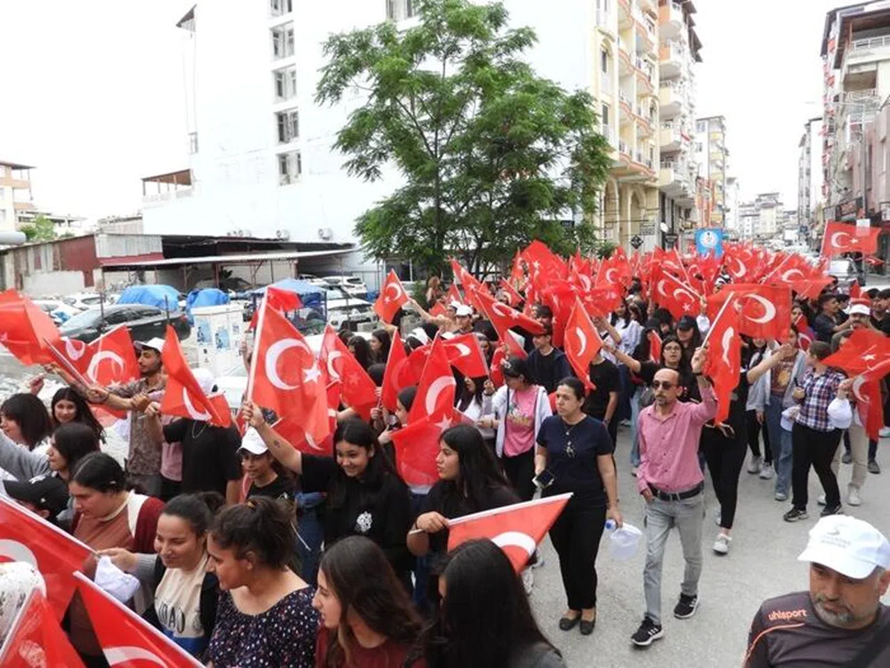 Samandağ’da coşkulu gençlik yürüyüşü