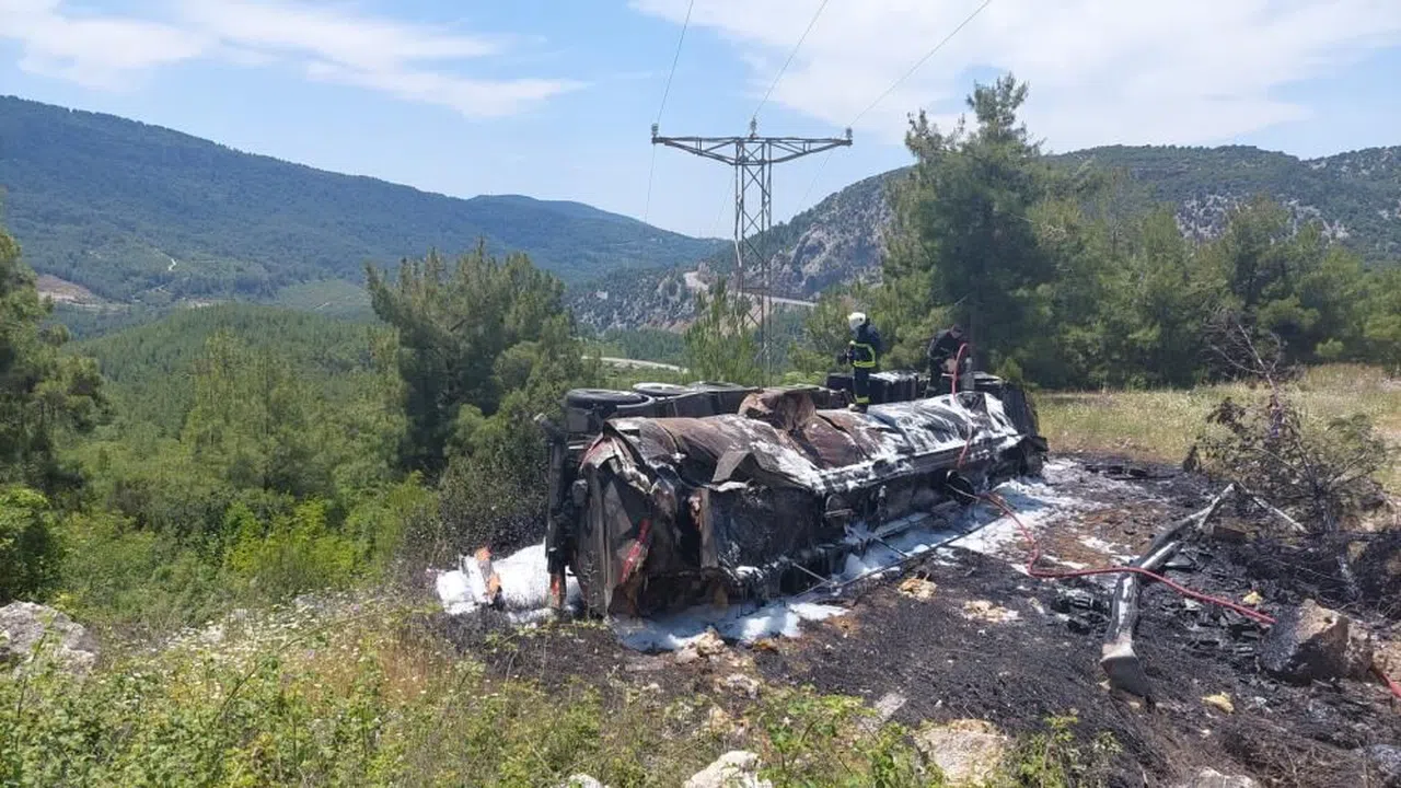 Devrilen zift yüklü tırda can pazarı