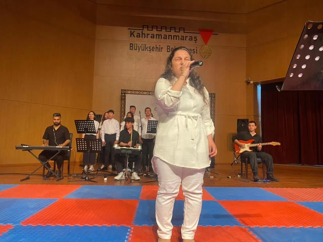 Kahramanmaraş'ta görme engelli kadından müzik resitali
