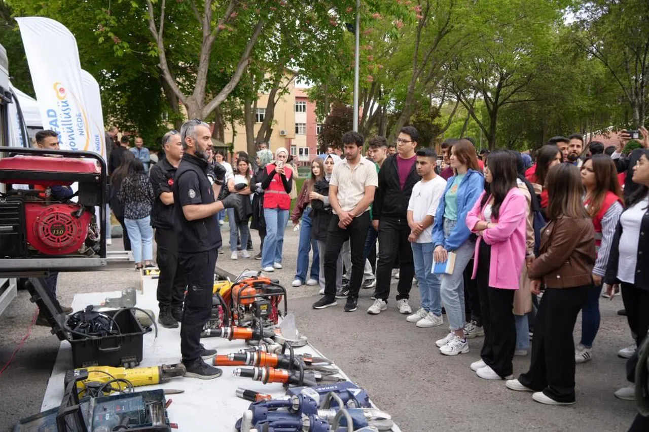 Üniversite öğrencilerine 'Temel Afet Bilinci Eğitimi' verildi